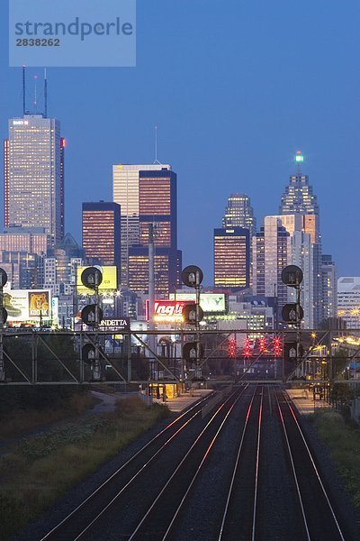 Ansicht des Toronto Skyline von oben Railroad  Toronto  Ontario  Kanada.