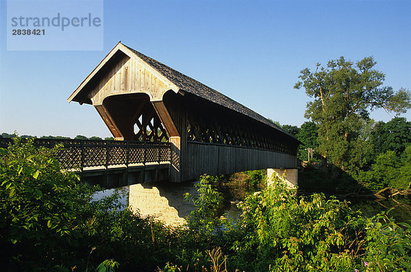 Überdachte Brücke auf City Park Trail  Guelph  Ontario  Kanada