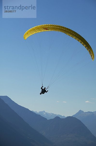 Antenne des Gleitschirmfliegens im Bereich von Tantalos in der Nähe von Whistler  British Columbia  Kanada.