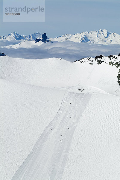 Aerial Skifahrer am Blackcomb Gletscher mit schwarzen Tusk und Tantalus Range im Hintergrund  British Columbia  Kanada.