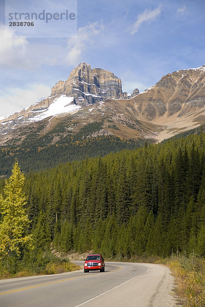 Die 2 752-Meter Eisenhower Peak  der Osten Turm der Burg Berg  Webstühle über Autobahn 1a im Banff-Nationalpark  Rocky Mountains  Alberta  Kanada.