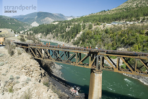 Ein kanadischer nationaler Zug entgleist am 31. Juli 2006 liegt unter einer Brücke über dem Thompson River  Thompson Okanagan  British Columbia  Kanada.