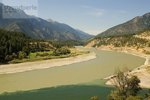 Das klare Wasser des Flusses Thompson an seinem Zusammenfluss mit dem schlammigen Fraser River bei Lytton  Thompson Okanagan  British Columbia  Kanada.