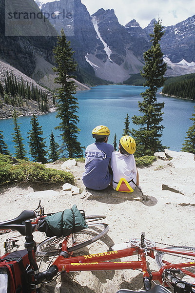 Radfahrer genießen Moraine Lake  Alberta  Kanada.