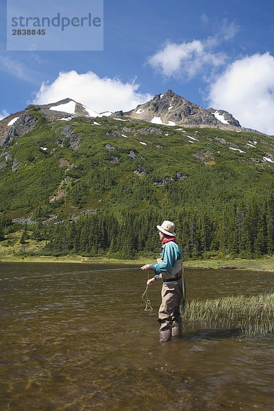 Fliegenfischer am Silvern See  Smithers  British Columbia  Kanada.