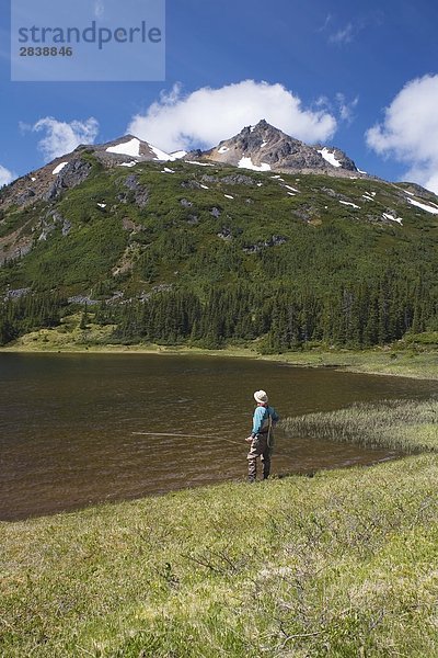 Fliegenfischer am Silvern See  Smithers  British Columbia  Kanada.