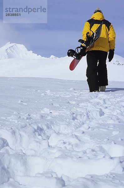 Snowboarder Wandern in alpine  Hudson Bay Mountain  Smithers  British Columbia  Kanada.