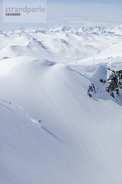 Skifahrer im frischen Pulver in Whistlers Backcountry  British Columbia  Kanada.