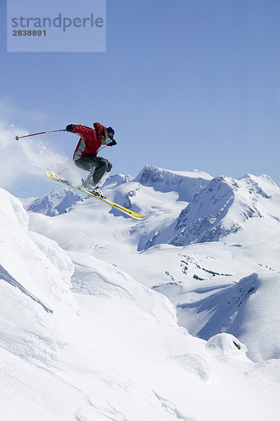 Skifahrer immer Air in Whistlers Backcountry  British Columbia  Kanada.