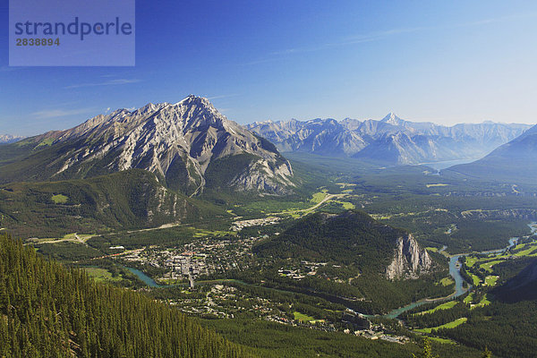 Luftbild von der Spitze der Sulphur Mountain von der Stadt Banff und Cascade Mountain  Teil des Welterbes Banff-Jasper  Banff-Nationalpark  Alberta  Kanada.