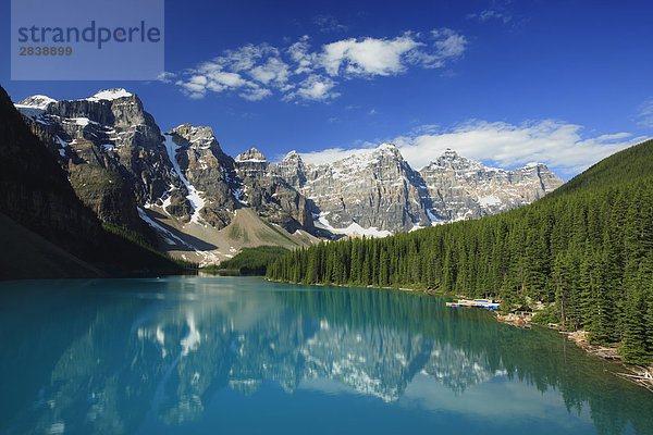 Moraine Lake und dem Tal der zehn Zinnen  Rocky Mountains  Banff-Nationalpark  Alberta  Kanada.