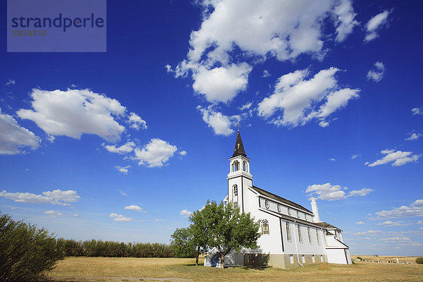 Blumenfeld römisch-katholische Kirche ist ein Provincial Heritage und Historic Site liegt an der Autobahn 21 in der Nähe von Leader  Saskatchewan  Kanada.
