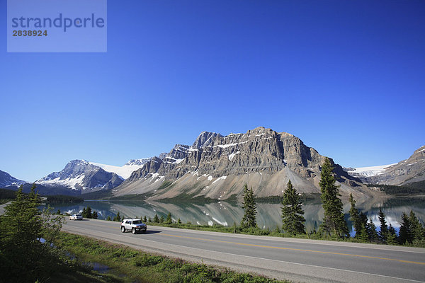 Verkehr entlang dem Icefields Parkway (Highway 93A) an ein perfekter Sommertag Bow Lake  mit Crowfoot Vulkanberg im Hintergrund  Banff-Nationalpark  Alberta  Kanada.