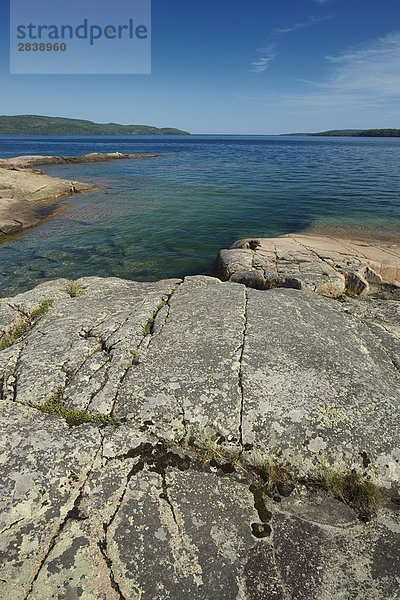 Rocky Shoreline  North Küste des oberen Sees. Rossport Campingplatz  Rainbow Falls Provincial Park  Rossport  Ontario  Kanada