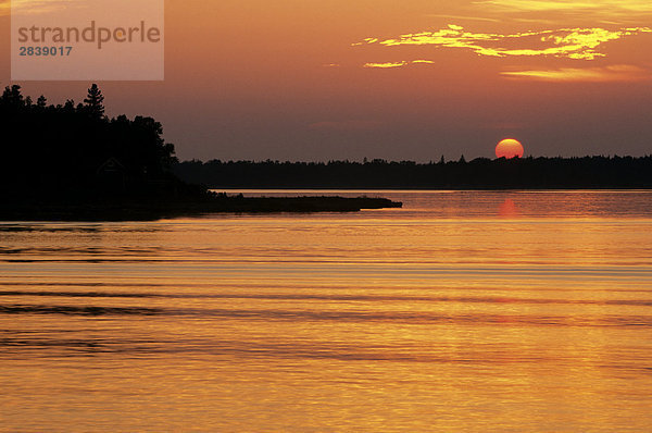 Die Sonne untergeht über Fathom Five National Marine Park am Huronsee  Ontario  Kanada.