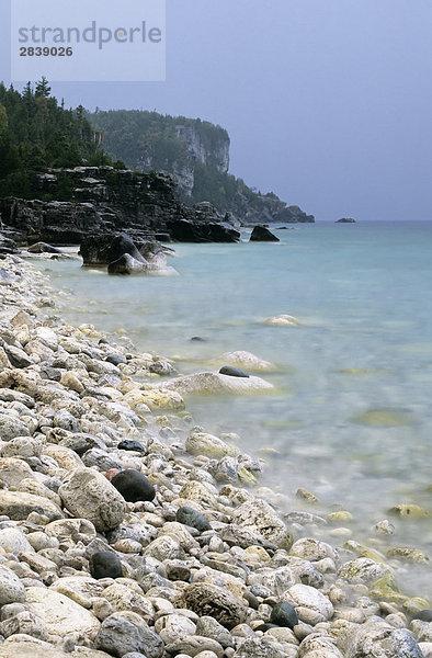 Einem nebligen Morgen an der Uferlinie Georgsbucht bei halbwegs Log Dump  Bruce Peninsula National Park  Ontario  Kanada.