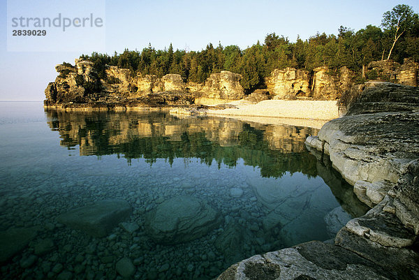Die kühle blaue Wasser der Georigan Bay treffen die robuste Niagara-Schichtstufe Küstenlinie im Indian Head Cove in Bruce Peninsula National Park  Ontario  Kanada.