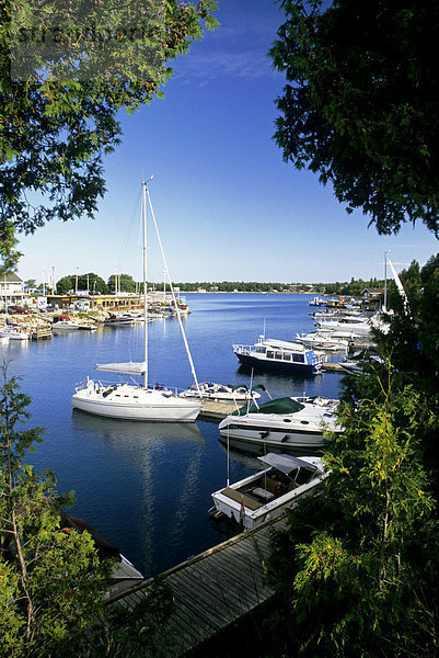 Boote säumen den Docks von kleinen Wanne Hafen  Tobermory  Ontario  Kanada.