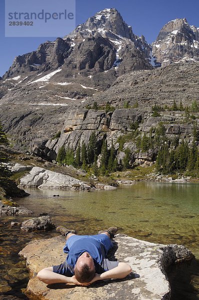 Wanderer entspannenden auf einem Felsen  See O'Hara  Yoho Nationalpark  British Columbia  Kanada.