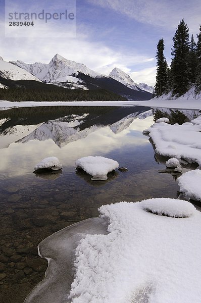Maligne Lake im Dezember  Jasper-Nationalpark in Alberta  Kanada.