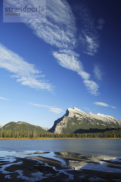Tunnel Mountain und Mount Rundle von erste Vermilion Lake  Banff-Nationalpark  Alberta  Kanada.