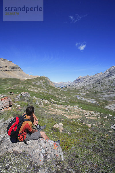 Wanderer genießt die Ausblick über Banff Hinterland im Banff-Nationalpark in Richtung der Siffleur Wildnis in die kanadischen Rocky Mountains  Alberta  Kanada.