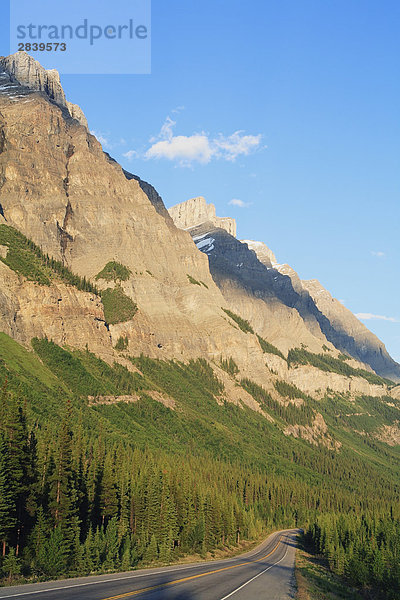 Das Banff - Jasper-Highway  auch bekannt als die Icefields Parkway oder Highway 93 North  durch Banff-Nationalpark  Alberta  Kanada.