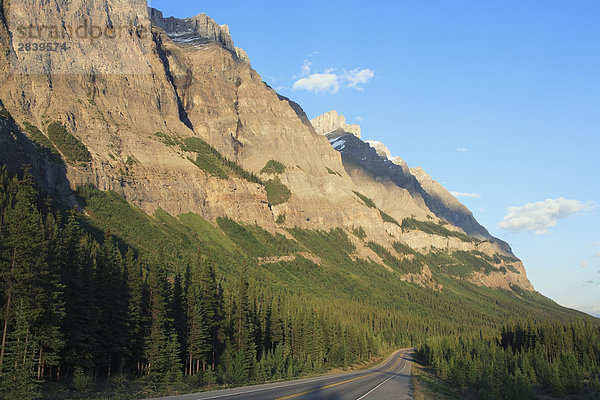 Dem Icefields Parkway in die kanadischen Rocky Mountains  Banff-Nationalpark  Alberta  Kanada.