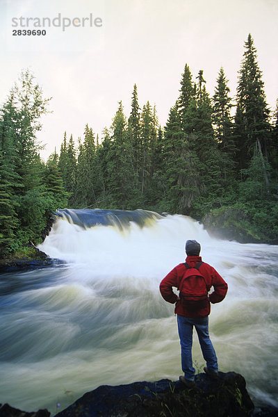 Wanderer bei Wekusko Falls  Falls Provincial Park in Wekusko  Manitoba  Kanada.