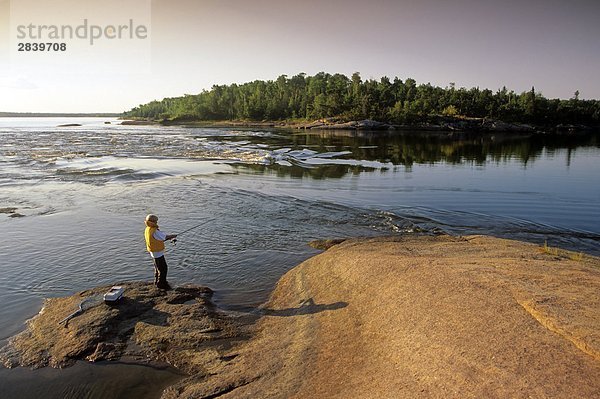 Junge Angeln Winnipeg River  Whiteshell Provincial Park  Manitoba  Kanada.