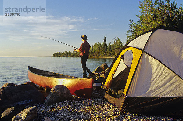 Zwanzig Jahre alten Angeln am Little Kalkstein Lake  Manitoba  Kanada.
