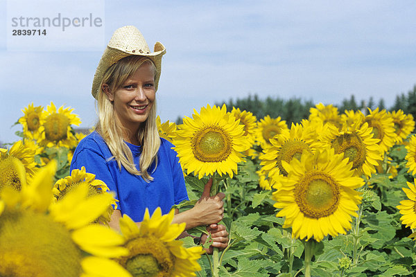 15 Jahre alt in Sonnenblumenfeld  in der Nähe von Oakbank  Manitoba  Kanada.