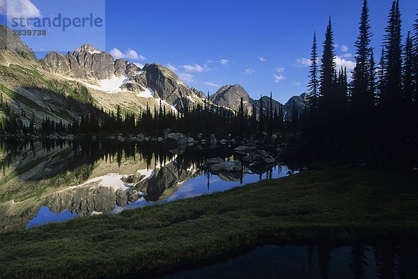 Reflexion in Drinnon See und Drinnon übergeben  Valhalla Provincial Park  Kootenays  British Columbia  Kanada.