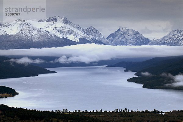 Gletschersee mit Nebel bilden im Tal und Mt. Moore in ferne  Tatlayoko Lake  British Columbia  Kanada.