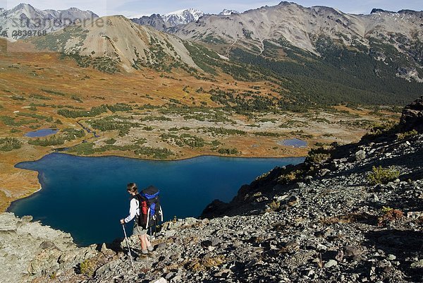 Frau Wanderer auf alpine Ridge über alpinen See der Region Jamieson Creek  Marcel Range  Chilcotin Coast Mountains  British Columbia  Kanada.
