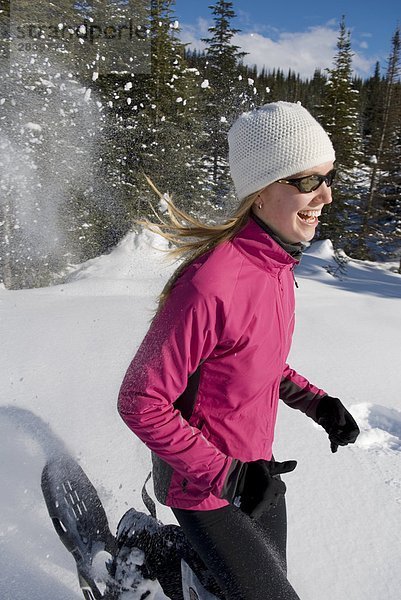 Junge Frau Schneeschuhwandern auf blau Tag  Sun Peaks Resort  British Columbia  Kanada.