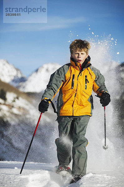 Schneeschuhwandern Boy in Whistler  British Columbia  Kanada.