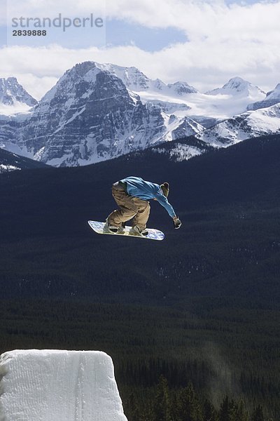 junger Mann Snowboarden in Lake Louise  Alberta  Kanada.
