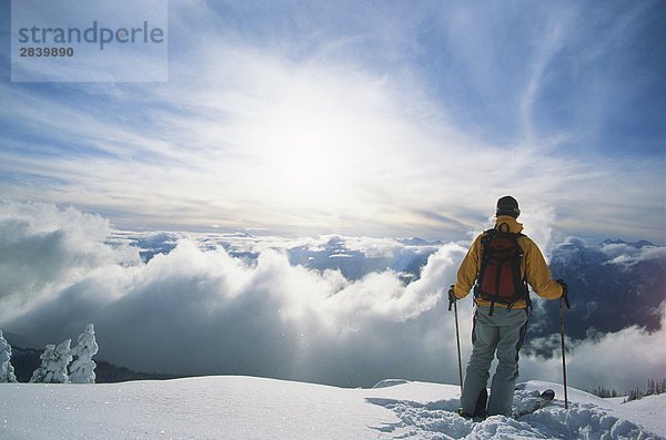 eine Skitour bewundern die Ansicht über den Wolken und hoch auf einem Berg in der Selkirk Range  British Columbia  Kanada.