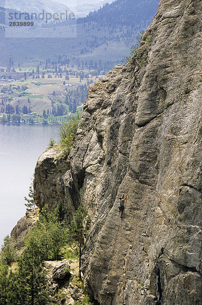 Mann Kletterer auf Blasen Hans und die Bohnenranke  5.11. Die Festung. Skaha Bluffs. Penticton  British Columbia  Kanada.