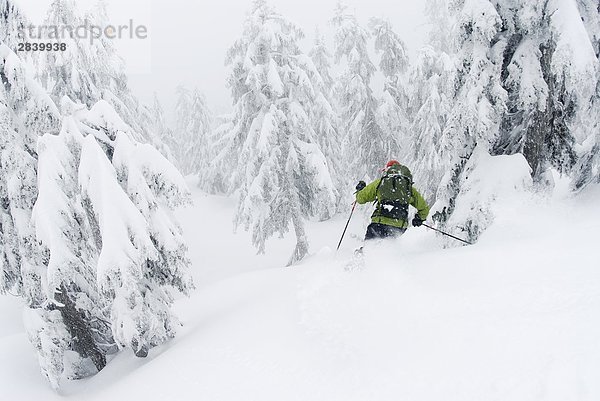 Mann Ski unten Hollyburn Berg. Cypress Schüssel  West Vancouver  British Columbia  Kanada.
