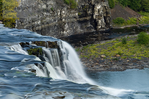 Kakabeka Falls auf der Kaministiquia River ist auch bekannt als die Niagara des Nordens. Kakabeka Falls Provincial Park in der Nähe von Thunder Bay  Ontario  Kanada.