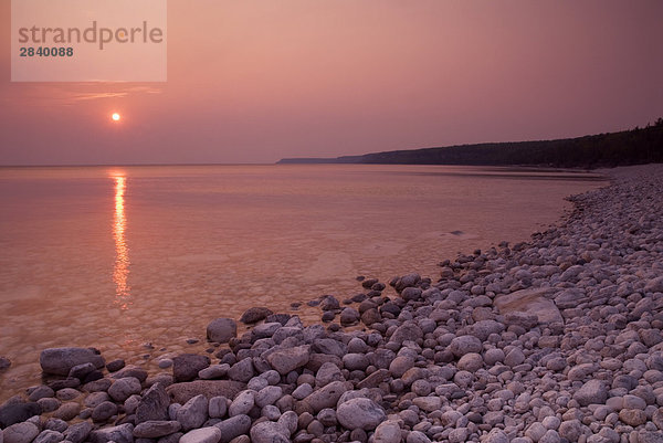 Sunrise at auf halbem Weg Log-Dump auf Georgsbucht entlang der Niagara-Schichtstufe auf der Bruce-Halbinsel. Bruce Peninsula National Park  Ontario  Kanada.