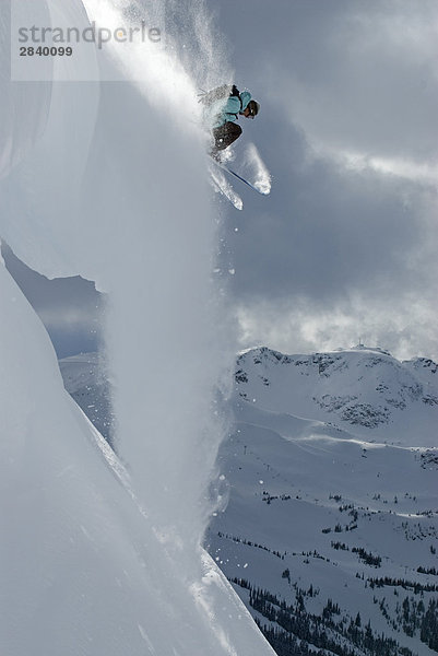 Eine gewagte Skifahrer hat den Sprung aus einem Gesims im Hinterland von Blackcomb Mountain  British Columbia  Kanada.