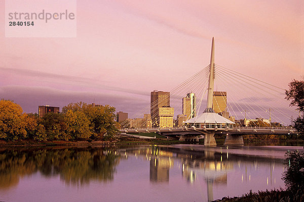 Herbst am Red River mit Winnipeg Skyline im Hintergrund  Winnipeg  Manitoba  Kanada.
