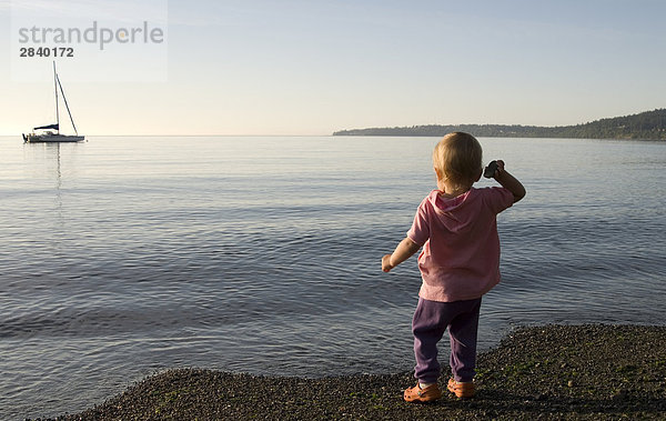 nahe Stein werfen Strand jung Cordova Alaska Vancouver Island Mädchen Bucht British Columbia Kanada