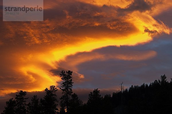 dramatische Sonnenuntergang mit Wolken  Jasper-Nationalpark in Alberta  Kanada.
