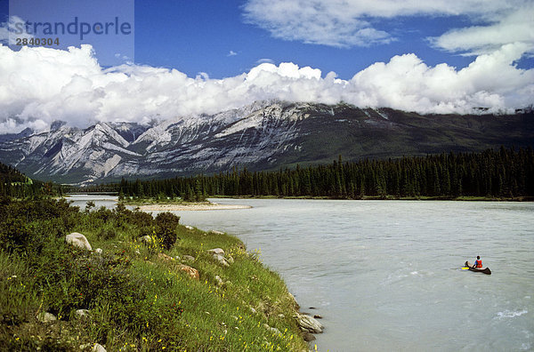 Kanu  Athabasca River  Jasper-Nationalpark in Alberta  Kanada.
