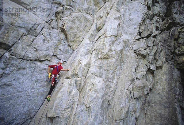 Man Klettern Double Exposure in Skaha Bluffs Penticton  British Columbia  Kanada.