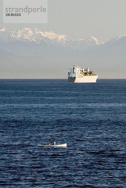 passen Berg Hintergrund Olympische Spiele Olympiade Ruderer Lastkahn British Columbia Kanada Meerenge